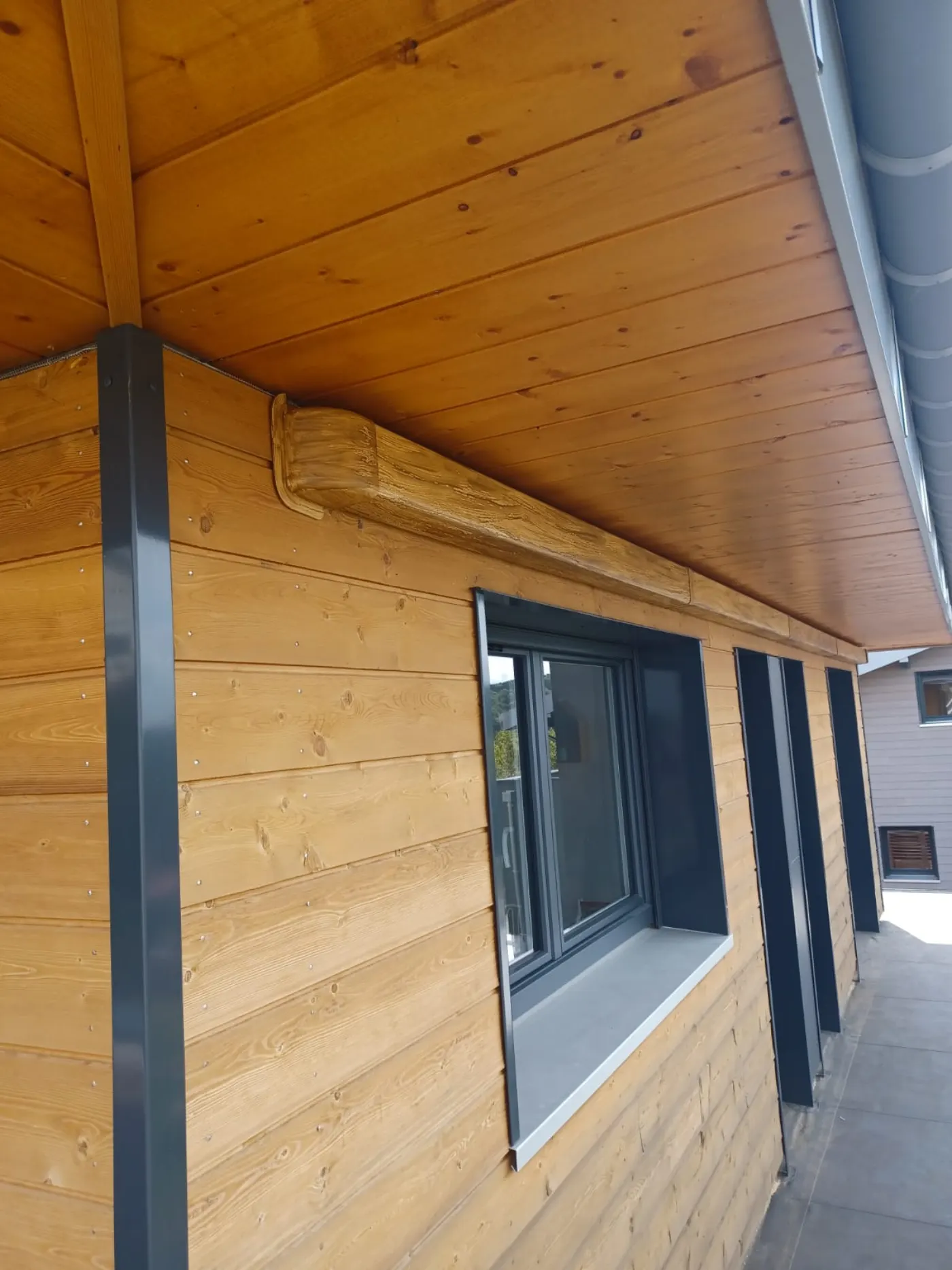 Façade d'un chalet en ossature bois après chantier — détail finition