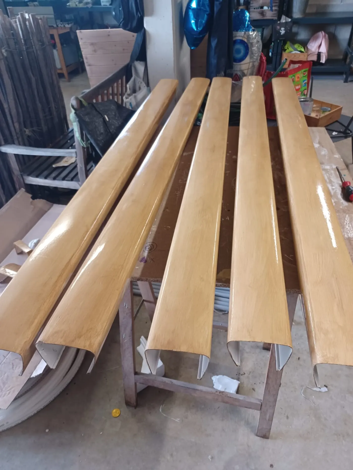 Goulottes décoratives finition bois prêtes à être posées pour intégrer le câblage électrique