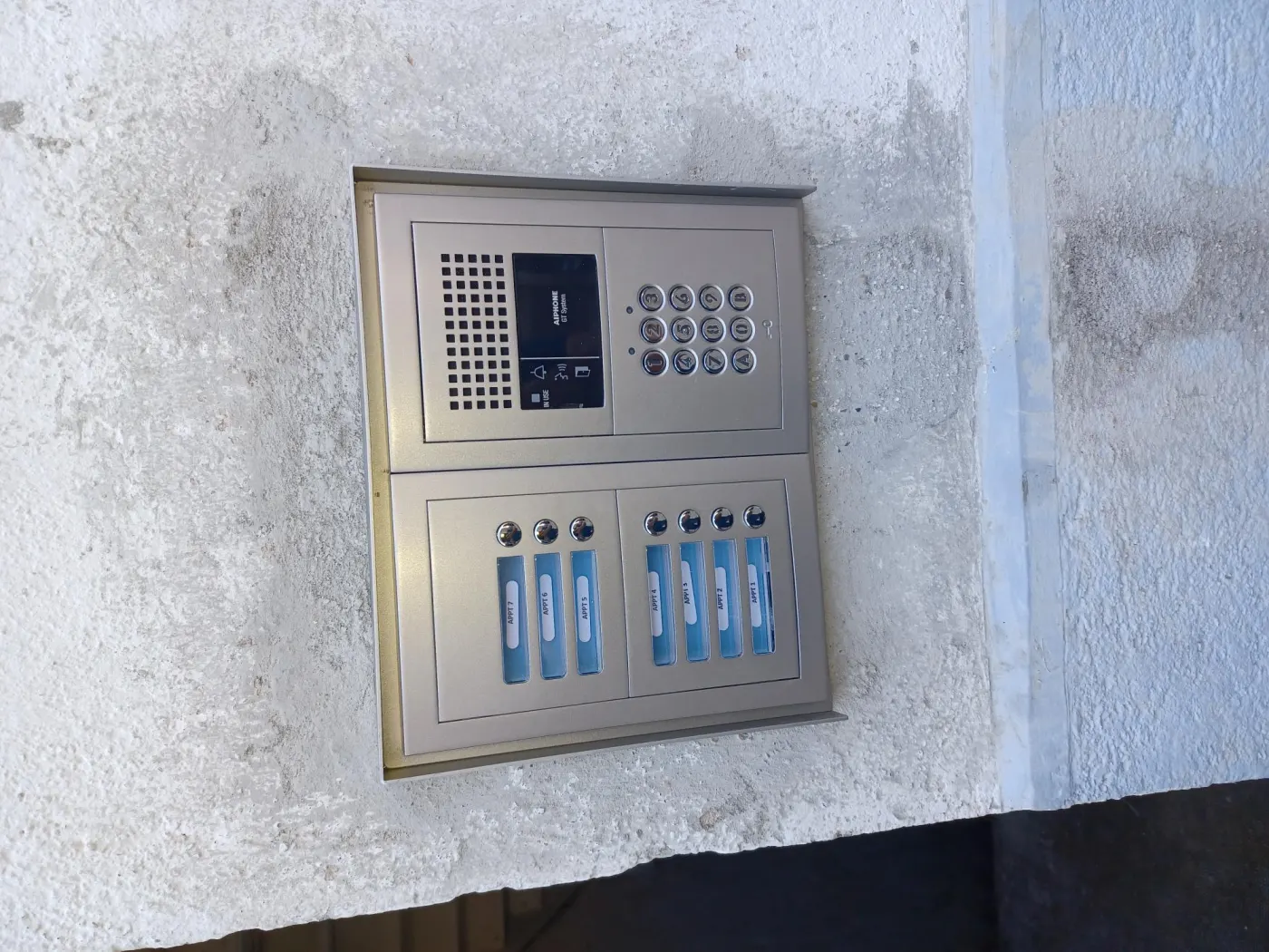 Platine d'interphone collectif installée à l'entrée d'un immeuble